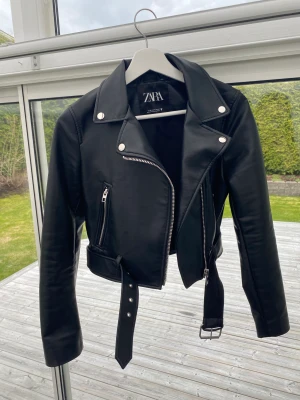 Skinnjacka  - Jättefin skinnjacka från zara⭐️ Inte äkta skinn! Säljer då den inte kommer till användning längre💞  Köparen står för frakt!