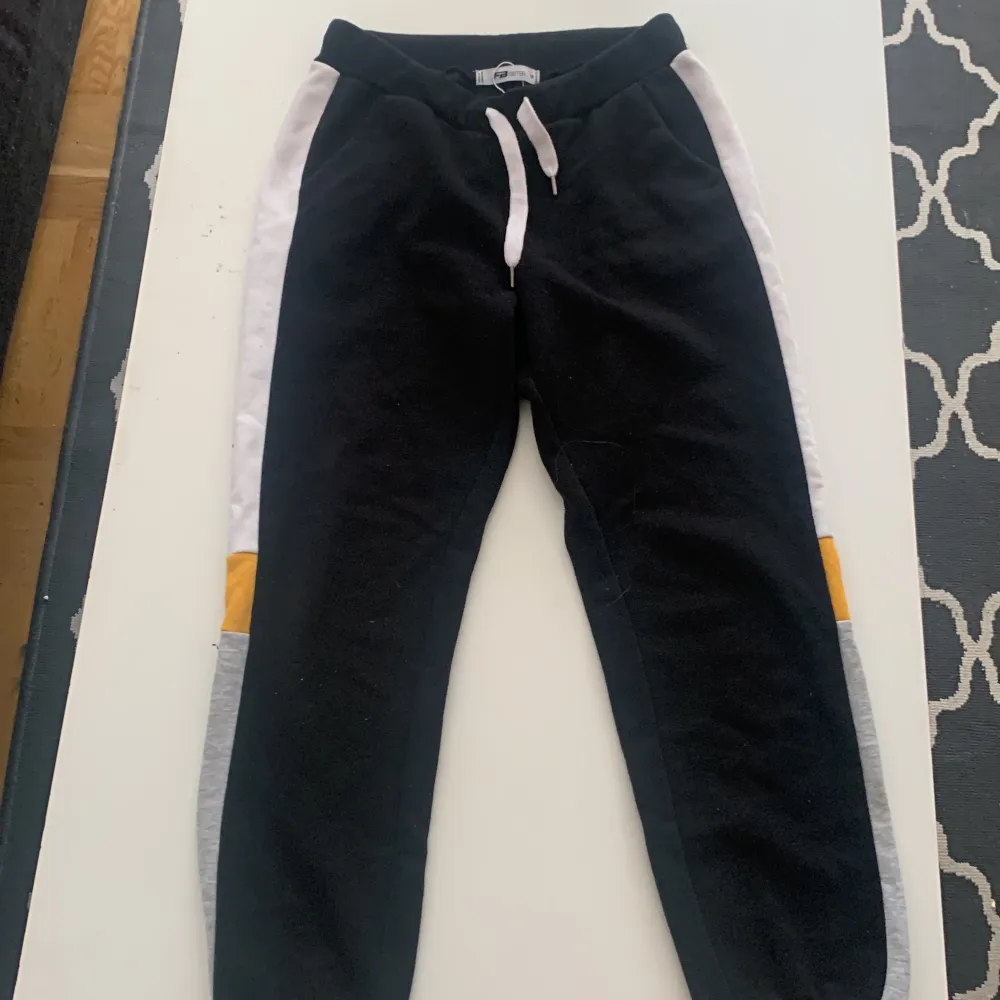 Svarta mysbyxor med mönster på sidorna (bild tre). Otroligt sköna byxor!! Bara 50 kronor . Jeans & Byxor.