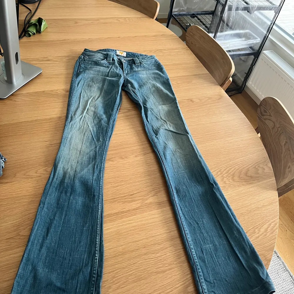 Antik denim jeans blå jättesnygga med detaljerna på bakfickorna❤️storlek 25 . Jeans & Byxor.