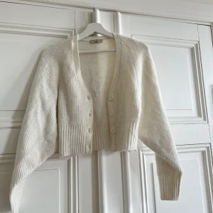 Stickad kofta - Superfin vit kofta som nästan är helt oanvänd! Säljer den för att den inte kommit till någon användning!💗