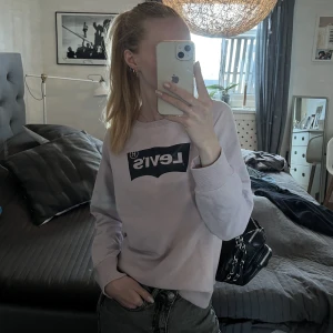 Levi’s-tröja - Rosa sweatshirt från Levis. Fin, grisrosa färg, och använd fåtal gånger. Normal i storlek💕