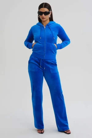 Juicy Couture set - Säljer mitt blåa juicy set då de inte kommer till användning längre. Köpte hela sättet för 2300. Koftan för 1200 och byxorna för 1100 som man ser på bilden. Båda är i xs men passar s oxå. Kan mötas upp i Sthlm men helst på värmdö eller i nacka. 