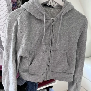 Croppad grå hoodie - Säljer denna croppade grå hoodien från Brandy Melville. Knappt använd!💗
