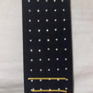 näspiercing - Säljer massor av näspiercings då jag endast använder ring.  20kr per ”rad” alltså 5 näspiercingar🤗 2 rader är redan sålda! 