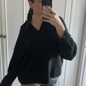 Svart tröja  - Säljer denna svarta stickade tröjan från H&M. Använd men i gott skick! 💕
