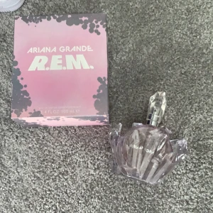 Ariana grande Parfum  - Nästan helt ny ariana grande parfym bara använt några fåtal gånger. Säljer pågrund av att ben inte passar min smak. Kan sänka pris vid en stad affär. Ny pris 624kr.
