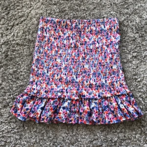 Kjol - Jätte fin kjol. Bra skick. Storlek xs men passat även s. 15 kr + frakt, kan tänka mig att sänka priset.