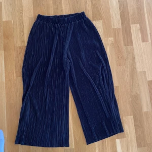Vida byxor  - Säljer vida byxor från Zara i storlek M. Är ganska vida och korta.