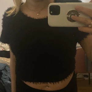 Fluffig tröja - Säljer denna fina fluffiga tröja. Tröjan är lite kroppad och är i storlek M💖köparen står för frakten