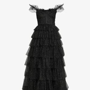 Balklänning  - Helt oanvänd balklänningar ifrån märket maya delux. Klänningen är i storlek 40 och sitter så fint på kroppen!! Helt fantastiskt klänning men de blev aldrig en bal tyvärr