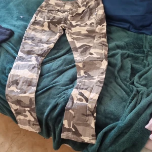 Kamoflagejeans - Stl. S, något korta i benen