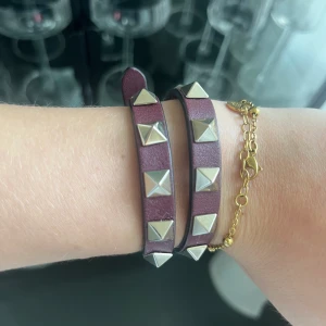 Dubbelt valentino armband - Super fint dubbelt valentino armband nästan oanvänt💕🥰🥰🥰🥰 låda finns, kan gå ner i pris vid snabb affär❤️