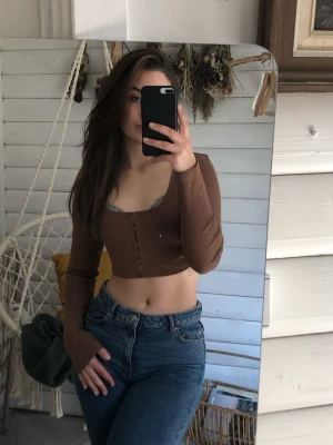 Brun Crop top - Säljer nu en brun Crop top med prislappen kvar. Var för kort för mig