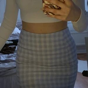 Kjol - Säljer denna kjolen då den inte kommer till användning. Använd en gång.