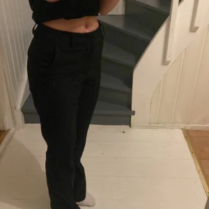 Mid vaist kostymbyxor  - Jag säljer dessa super fina och sköna kostymbyxor från bikbok dem är midvaist. Säljer pga att dem inte kommer till användning längre skriv ifall ni är intresserade!