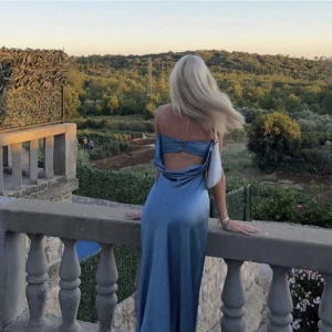 Underbar balklänning - Magiskt blå balklänning köpt på plick men kommer egentligen från showpo. Aldrig använd med lappar kvar och slutsåld på hemsidan. En 36 men passar även en 34🥰