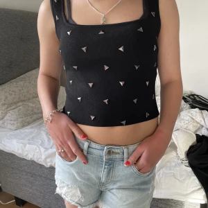 Linne från zara  - Säljer detta linne från zara, finns inte på hemsidan längre! Nyskick. Fraktar och möts i sthlm💕💕