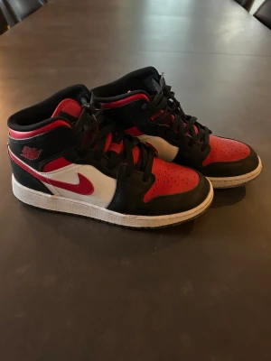 Jordens MID - Använt kanske 2,3gånger inte alls smutsiga typ som helt nya kan va nåt littet smuts men det går att ta bort.Vill sälja dom för dom är för små för mig 