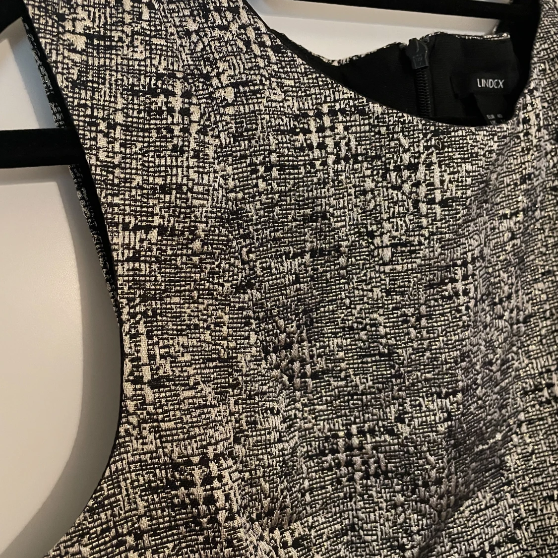 Lite guldglittrande jacquard klänning - 91