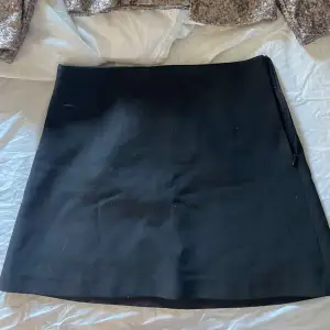 Säljer denna svarta zara kjol 