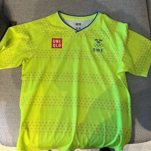 Idrotts tröja  - Den är jätte fin och bra den är för liten för mig så jag säljer den men jag använde den sällan men jag tvättar den innan den fraktas men storleken är ca 9-11 år nypris 600