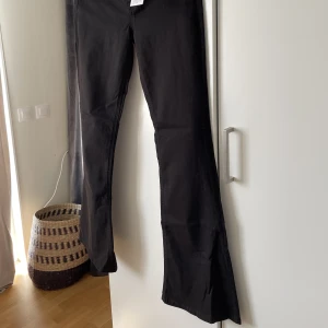 Bootcut jeans  - Helt nya, svarta bootcut jeans. Aldrig använda från Gina Tricot, prislapp kvar🌸