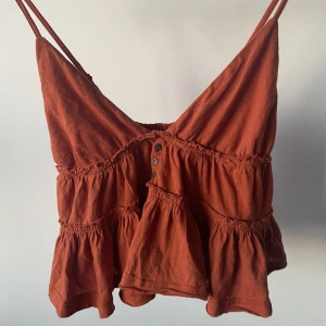 Urban Outfitters linne - jätte gulligt linne, så mycket outerbanks vibes! helt ny med lappen kvar. nypris 299kr ☀️☀️