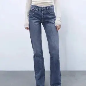 Säljer mina fina zara jeans! Är i modellen straight men säljer pga det blivit försmå! Jättefint skick och knappast använda💗
