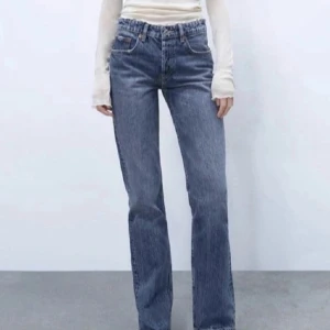 Zara straight  - Säljer mina fina zara jeans! Är i modellen straight men säljer pga det blivit försmå! Jättefint skick och knappast använda💗