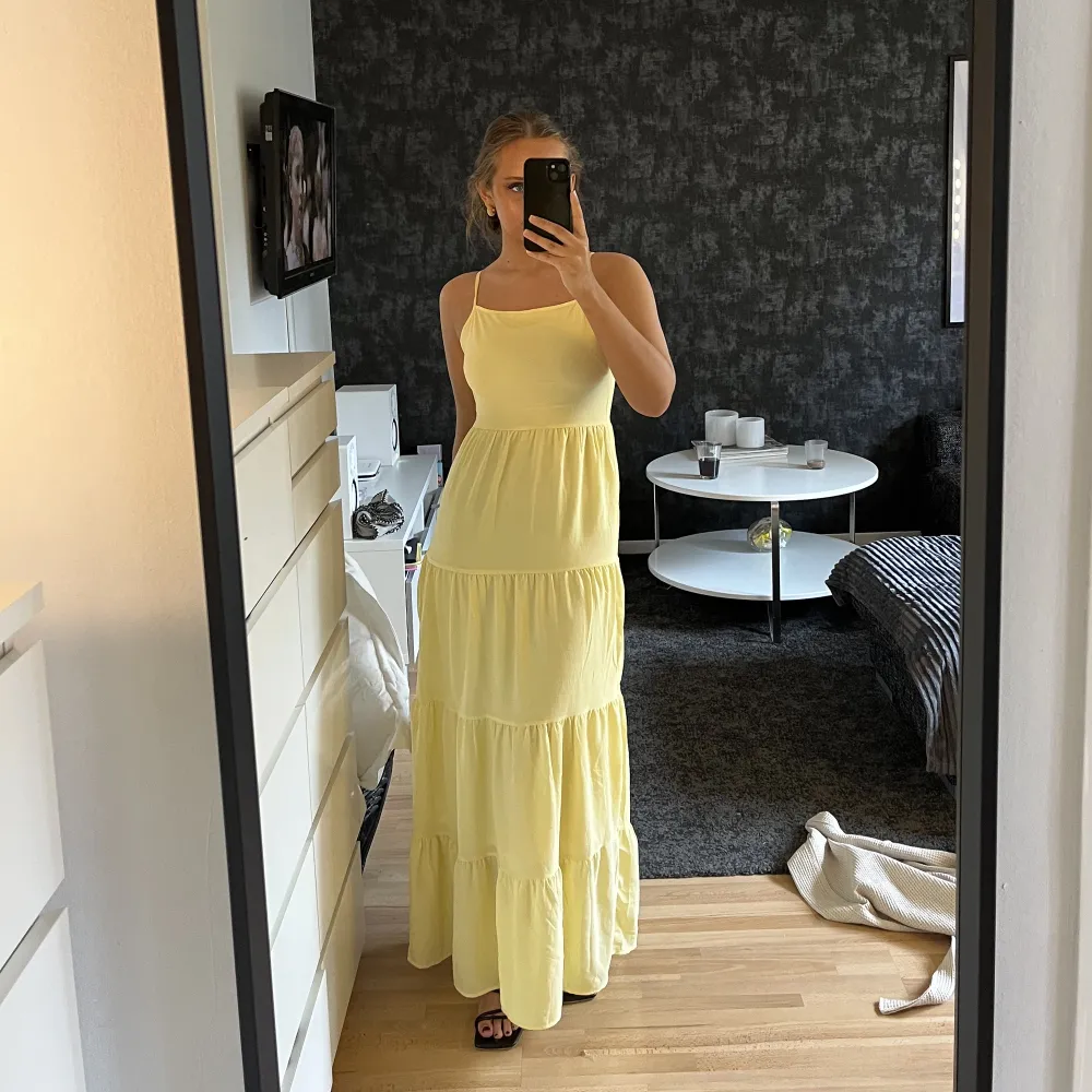 Säljer min superfina gula långklänning som är perfekt nu till sommaren😍 klänningen längst till höger!. Klänningar.