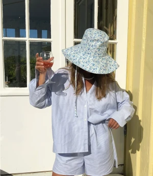 Djerf Avenue Breezy Shorts Blue Stripe  - Som nya Breezy shorts från Djerf Avenue endast använda några få gånger. Säljer pga behöver köpa en storlek större. Orginalpris 899