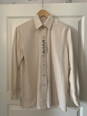 Vintage skjorta med broderi - Benvit vintage skjorta med broderi