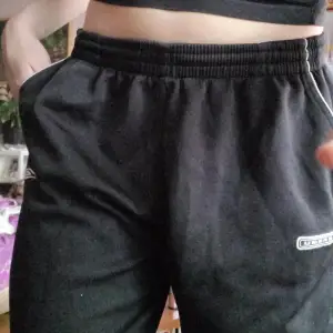 Inköpt mellan år 2000-2010. Vintage Umbro joggers med två loggor, en på varje ben. Tapered med lös passform. Dragkedja vid varje benöppning. Använt skick, men fina. Passar M men även S (lite större då). Svarar på alla frågor.