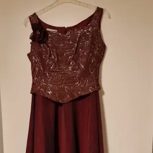 Röd klänning som är sparsamt använd. Strl 40