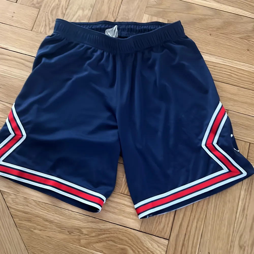 Psg shorts äkta köpt från deras hemsida i storlek medium  KÖP HELA KITTET FÖR 500kr. Shorts.