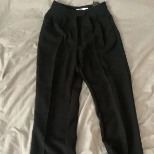 Kostymbyxor - Säljer dessa kostymbyxorna från NAKD då dem tyvärr inte kommer till användning. Skriv för fler bilder på byxorna. Köparen står för frakt.