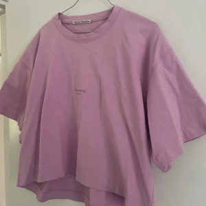 Acne T-shirt  - T-shirt från acne. Jätte fin passform oversized och lite croppad. 