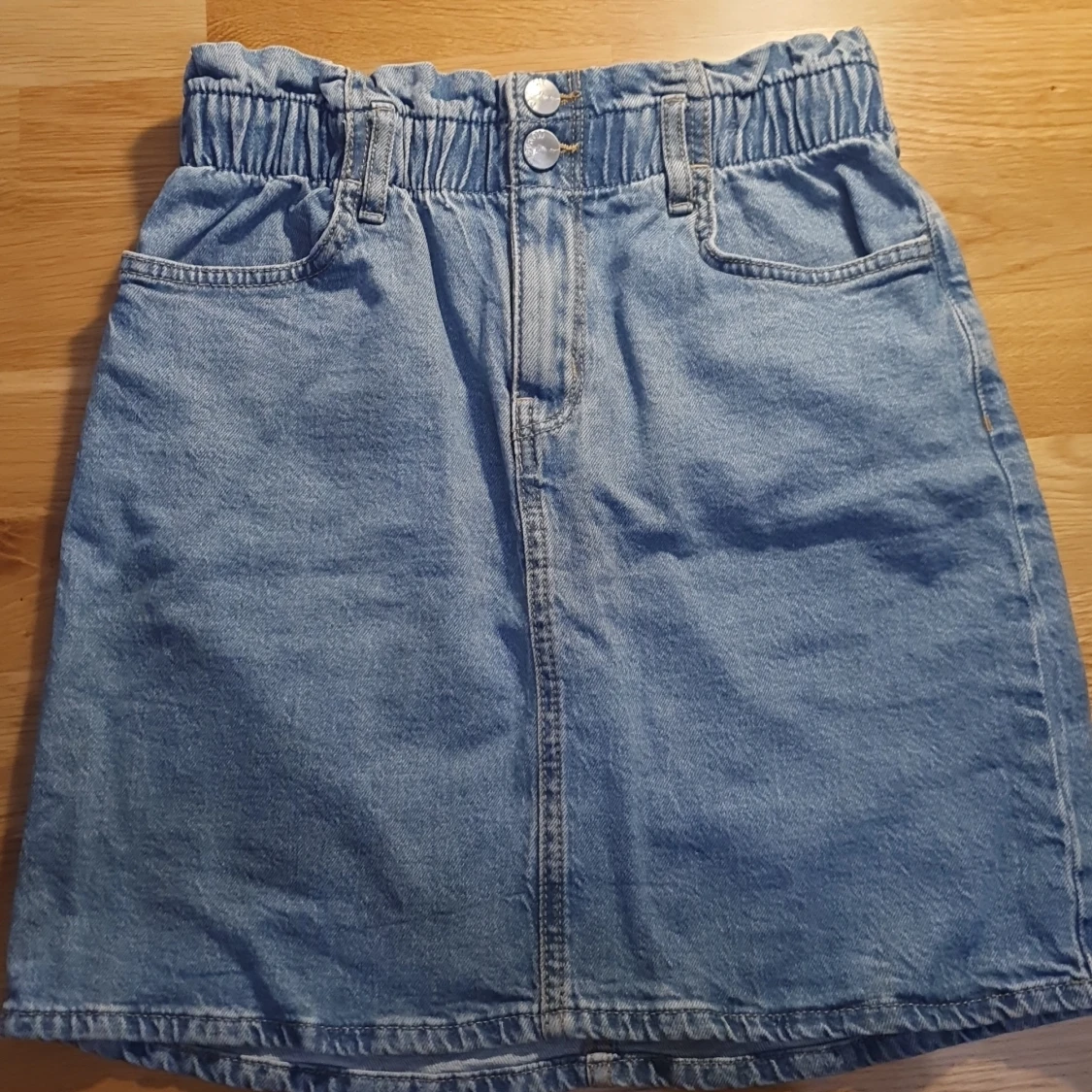 Blå lågmidjad Jeanskjol