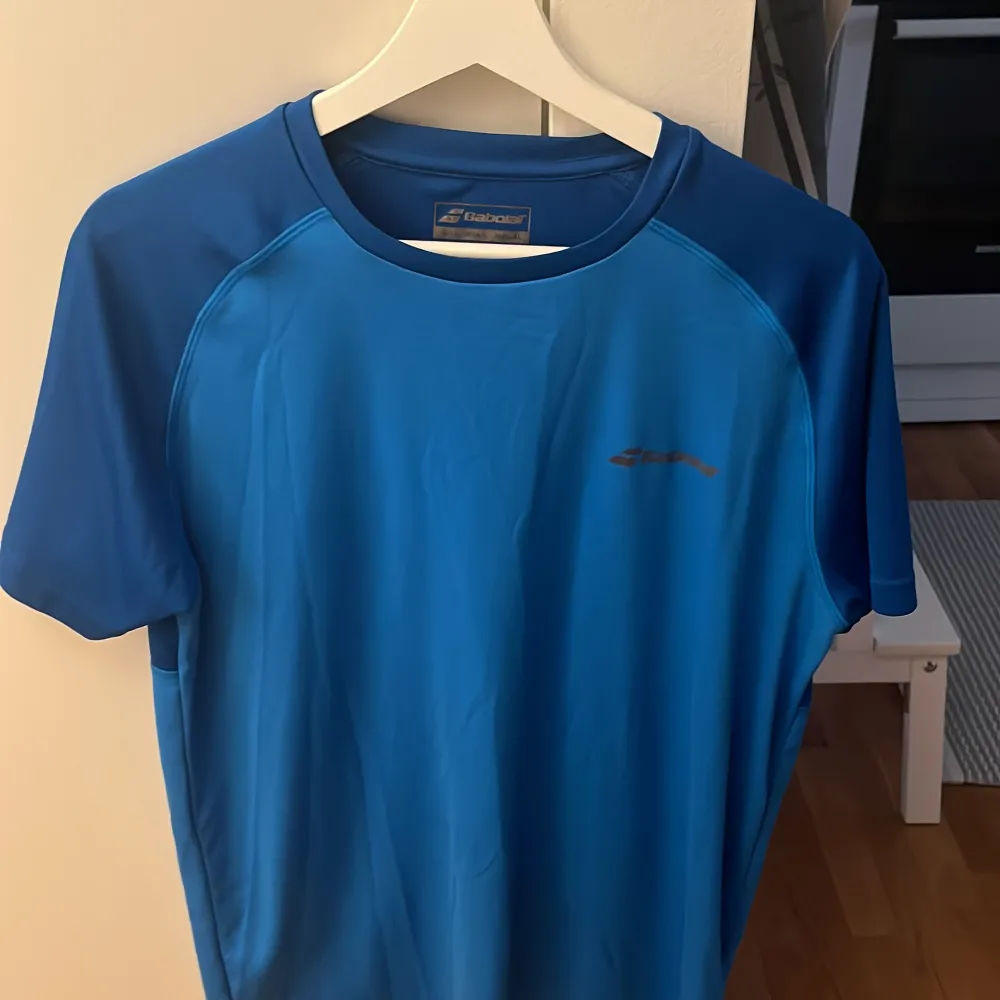 blå tennis t-shirt, nytt och bra skick . T-shirts.