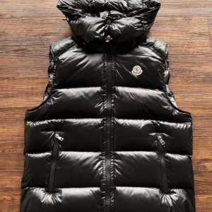 Moncler väst - Säljer helt nya Moncler västar i lager med just nu alla storlekar inne. Betalning och frakt osv sker via appen för bedrägerisäkerheten för både köpare och mig. Endast seriösa köpare. Mvh