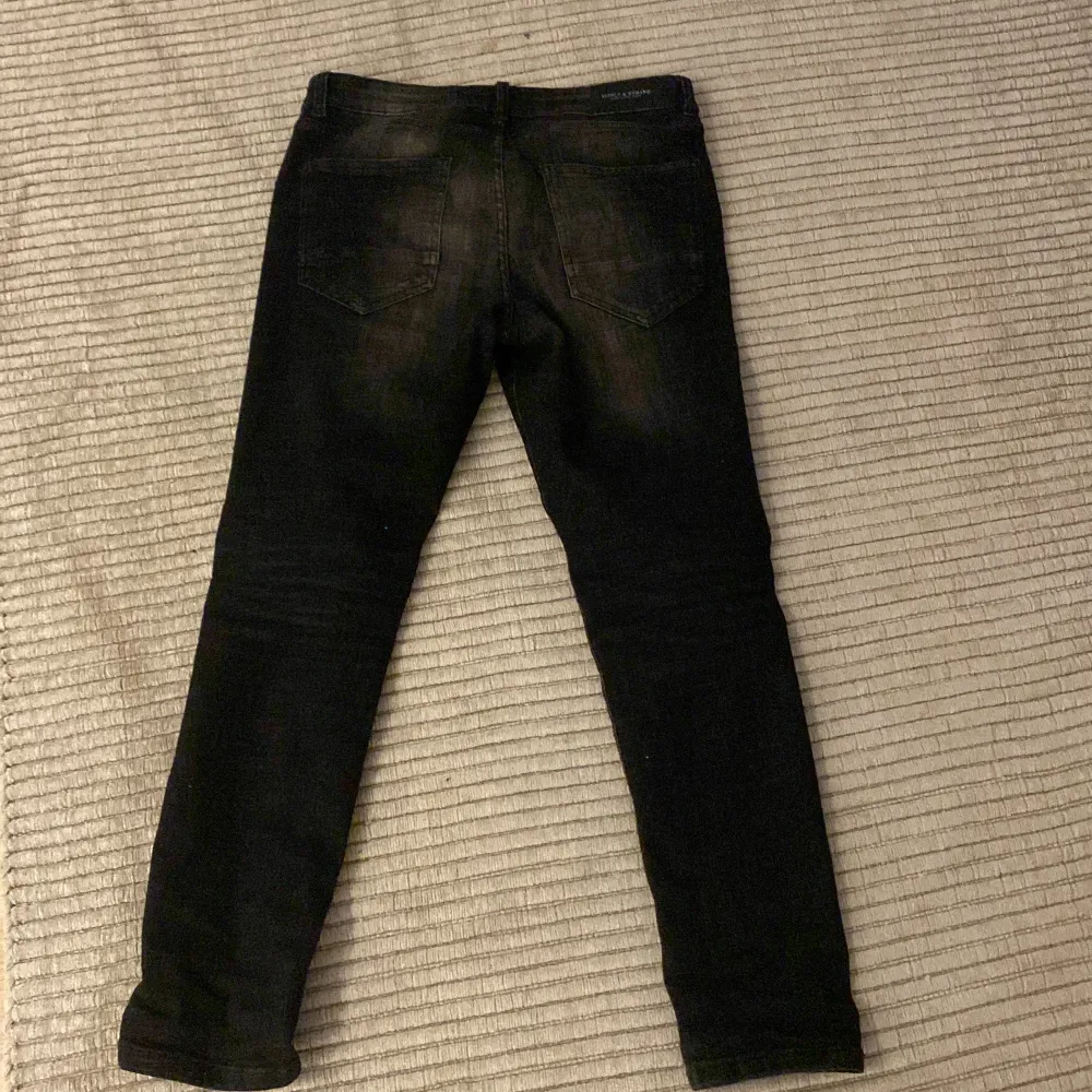 Hej säljer mina jeans. Shit fina men de var för små för mig när jag fick de i födelsedagspresent. Så har inte kunnat ansvällda de. De är jättesnygga och oanvända. I nyskick. storlek M. De är ganska baggy . Jeans & Byxor.