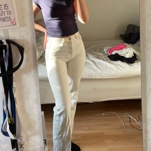 Ljusa byxor (beige) - Skriv om du är intresserad så kan vi diskutera pris, frakt och så vidare😊 Bara att skriva om du vill ha fler bilder Jag är 172 cm