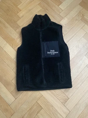 Peak performance väst  - En peak väst som är i bra skick använd ett få tal gånger förra sommaren, det finns inga märken eller hål, kom priv för frågor, priset kan diskuteras!!!