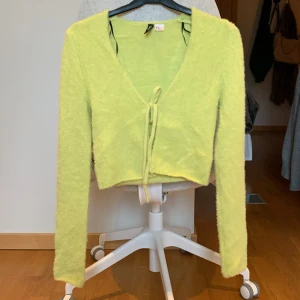 fluffig grön topp - Söt fluffig ljusgrön topp från H&M, knappt använd. Väldigt mjuk och bekväm i storlek XS. Skriv vid frågor eller tryck på ”Köp nu”🩵