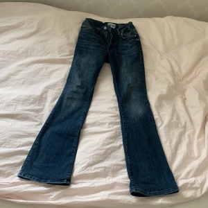 Lågmidjade jeans - Säljer mina jättesöta lågmidjade jeans då jag har två par likadana och dessa kommer inte till användning. Dem är i storlek 14år/164 men passar någon som har runt storlek 34. Använda endast två gånger. Ny pris 459kr Köparen står för frakt 💗