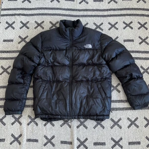 The North Face  - Säljer min North Face jacka då jag rensar gadroben. Annars en stor favorit! Sjukt skön och bra material! Riktigt najs på kalla sommar kvällar! (Fanns ett litet hål men det är igensytt och syns inte).  Nypris ca 3500kr  Skick 7-8/10 