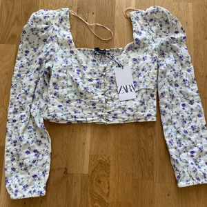 Zara blommig blus  - Helt ny Zara topp med prislapp i storlek S. Smockad i ryggen så passar xs-m. Fina puffärmar.