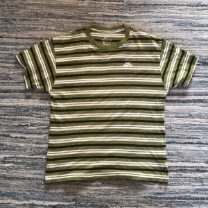 Nike sb t shirt - Nike sb t shirt i storlek M. Skick 9/10, använd fåtal gånger. Pris kan diskuteras vid snabb affär och ställ gärna frågor👍