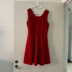 Röd klänning som nu är för liten för mig, vill gärna sälja. Från New Yorker 