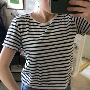 Randig tröja - Säljer min randiga t-shirt från zara då den inte används! Supersöt! 💘